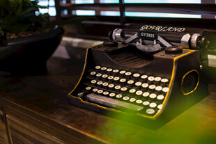 复古打字机置于木桌之上