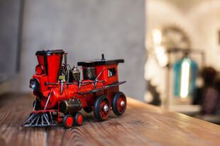 复古红色火车模型摆件