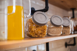 木架上的罐装食品与饮料