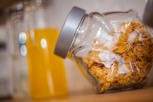 玻璃罐中的美味谷物