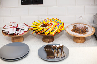 厨房中的多样美味糕点