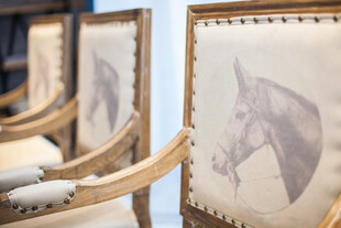 马图案装饰的复古风格座椅