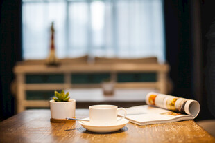 温馨室内的惬意咖啡时光