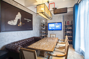 时尚餐厅室内温馨用餐场景