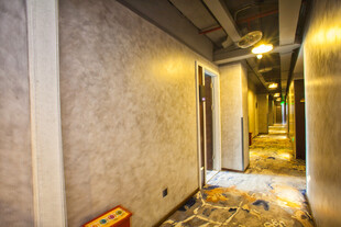 现代风格室内走廊一角