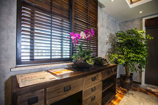 窗边木质桌搭配绿植花卉