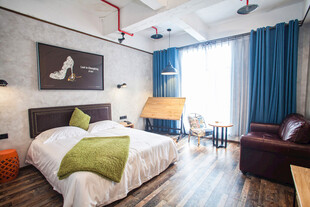 现代简约风温馨卧室一角