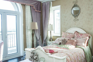 浪漫温馨粉色系卧室一角