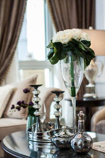 优雅客厅中的精致花瓶摆件