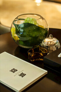 中式茶室茶具与绿植摆件