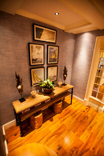 温馨典雅的室内玄关场景