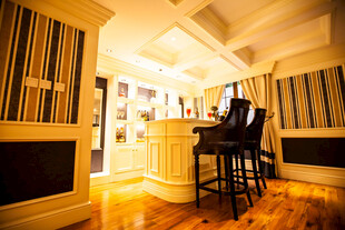 现代风格温馨吧台室内场景