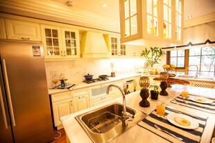 现代温馨开放式厨房场景