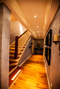 温馨木质楼梯过道空间