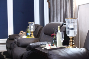 奢华客厅沙发旁精致摆件