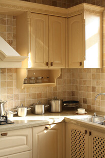 温馨木质厨房一角