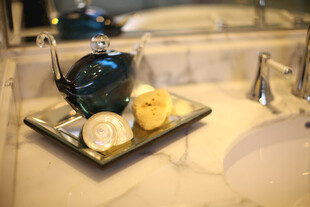 精致茶具摆放在洗手台旁