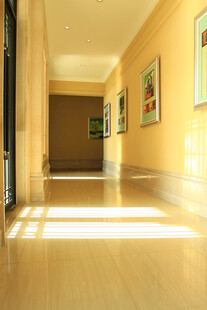 明亮宽敞的室内走廊空间