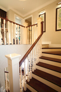 优雅室内木质楼梯设计