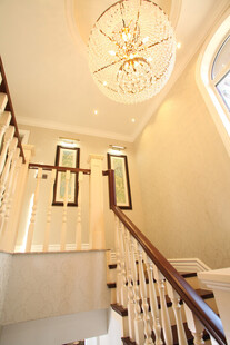 优雅室内楼梯与华丽吊灯