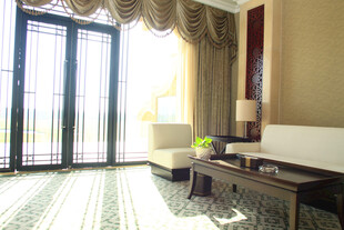 阳光洒落的温馨室内空间