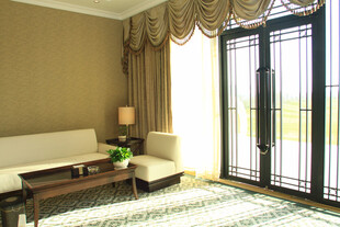 温馨客厅 落地窗尽显开阔