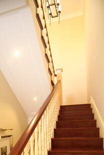 温馨室内木质楼梯景观