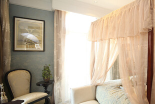 温馨卧室一角的优雅布置