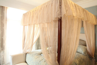 浪漫米色四柱床幔卧室场景