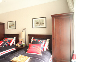 温馨卧室双床布置场景