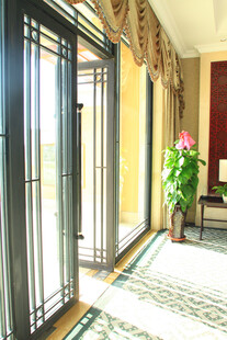 优雅客厅的精致门窗设计