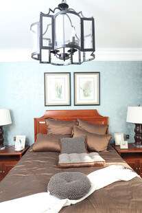 现代简约卧室温馨吊灯场景