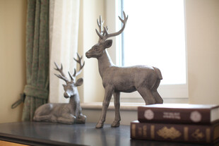 精致鹿形摆件装点家居空间