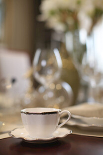 精致咖啡杯置于优雅餐桌