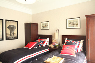 温馨双床卧室室内场景