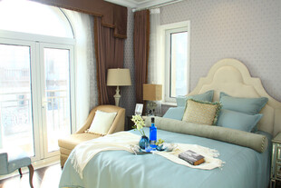 温馨舒适的现代卧室一角