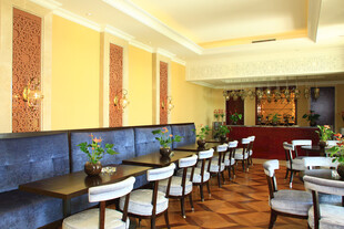 优雅餐厅室内布置场景