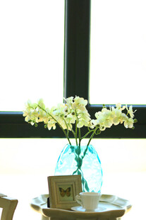 窗边花瓶中的清新白花