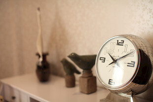 复古时钟置于温馨室内角落