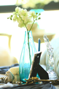 蓝花瓶中的清新花卉摆件