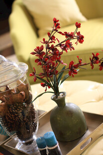 复古花瓶中的艳丽插花