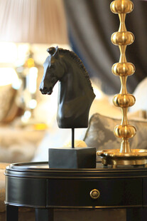 精致马头摆件装点家居空间