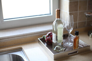 厨房台面上的酒与水果摆件