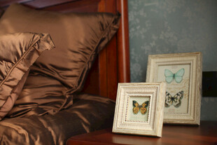 床边相框装饰 温馨小景