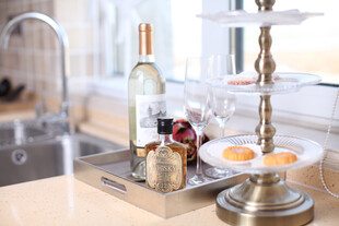 厨房精致摆件与美酒餐具