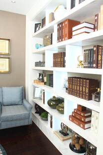 现代简约风格的家庭书架
