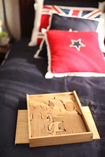 木质日历摆件与多彩抱枕