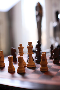 棋盘上的精致木质棋子