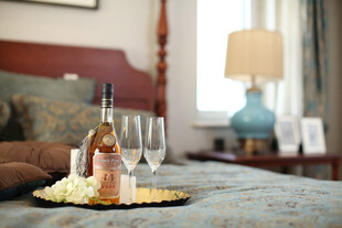 卧室中的浪漫香槟布置