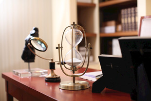 复古书房中的精致计时摆件